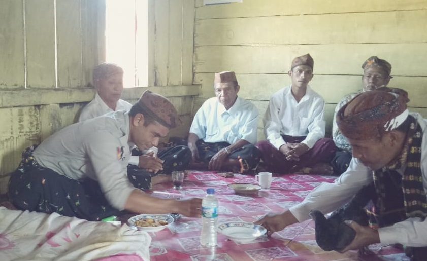 Hadiri Syukuran Adat | Bhabinkamtibmas Desa Sambi, imbau Jaga Kamtibmas