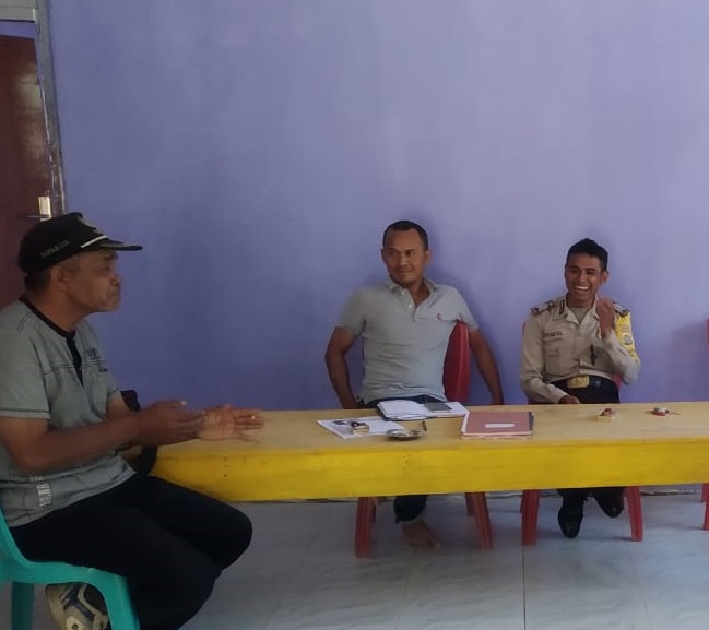 Jalin Sinergitas | Bhabinkamtibmas Desa Beo Rahong, Sambangi Kantor Desa Bangka Ajang