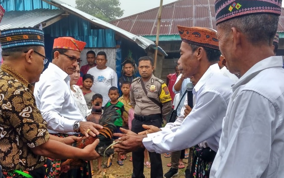 Pastikan Aman | Bhabinkamtibmas Desa Buar Laksanakan Pengamanan Syukuran Adat Caca Selek