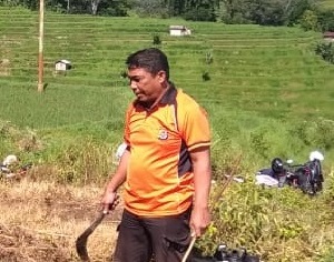 Jaga Kebersihan Lingkungan Desa | Kapolsubsektor Wae Ri’i Kerja Bakti Bersama Warga