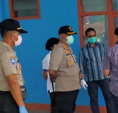 Deteksi Dini Covid – 19 | Kapolres Manggarai Pantau Pemeriksaan Kesehatan Guru dan 240 Pelajar SMK Sadar Wisata Ruteng
