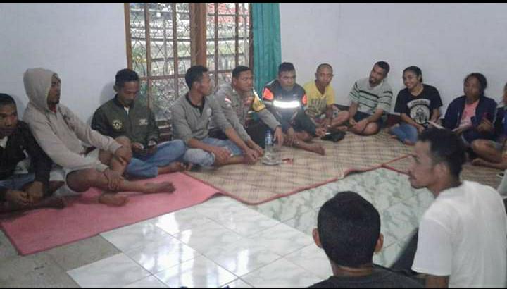 Jalin Kemitraan | Bhabinkamtibmas Desa Nao Hadiri Rapat Bersama Pemuda Karang Taruna Desa Nao