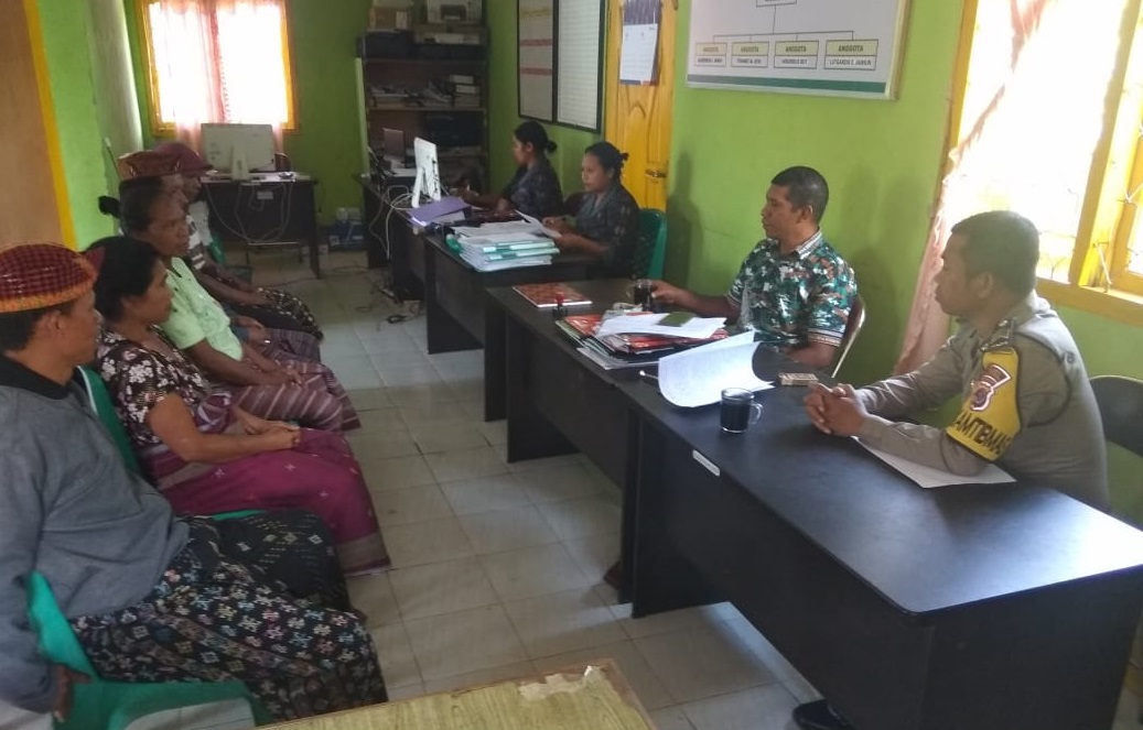 Tingkatkan Kemitraan | Bhabinkamtibmas Desa Compang Dalo Sambangi Kantor Desa Compang Dalo