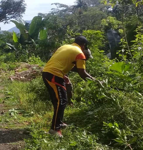 Memupuk Kekompakan | Bhabinkamtibmas Desa Golowoi Kerja Bakti Bersama Warga