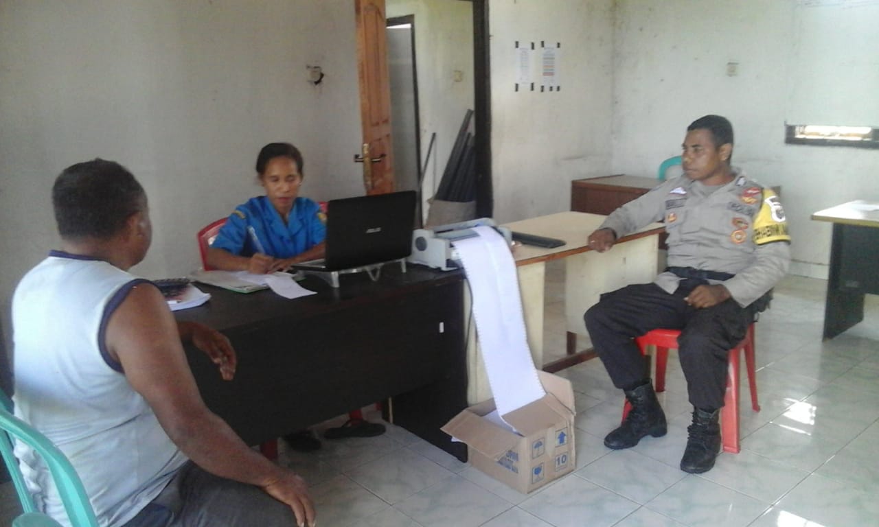 Jalin Kemitraan | Bhabinkamtibmas Desa Hililintir Sambangi Kantor PDAM Unit Narang