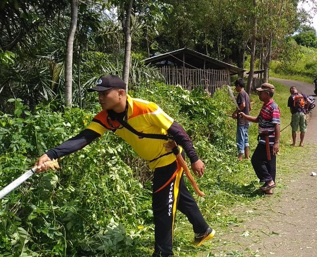 Jaga Lingkungan dari Virus Korona | Bhabinkamtibmas Desa Bangka Lelak Kerja Bakti Bersama Warga