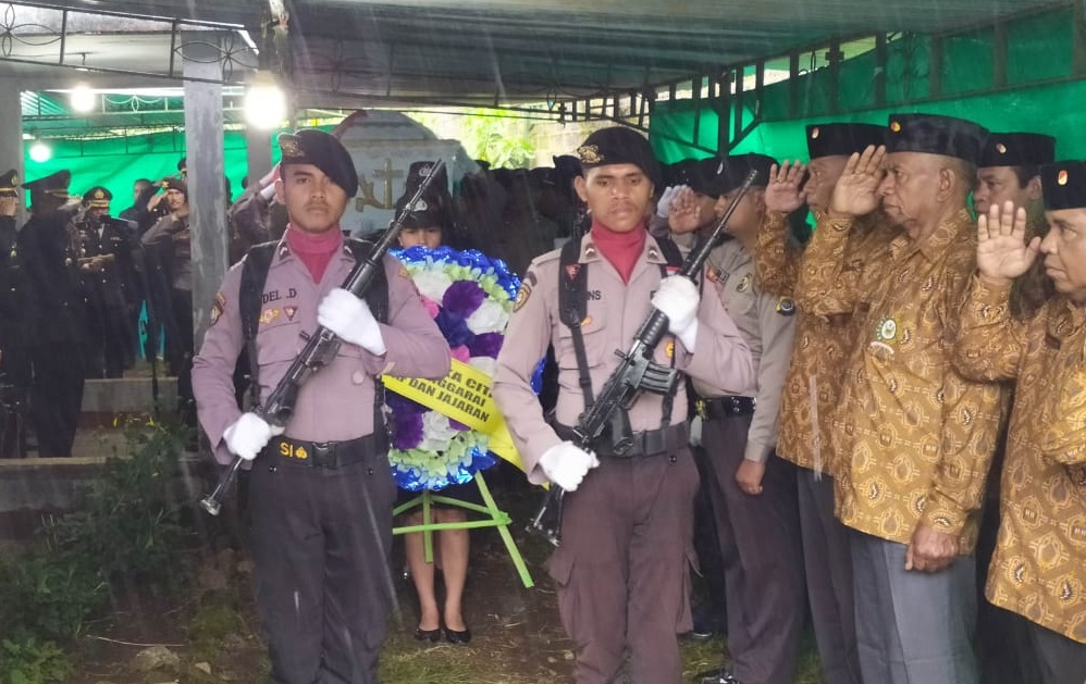 Kapolres Manggarai Pimpin Upacara Penyerahan dan Pemakaman Jenazah Anggota Purn Polri