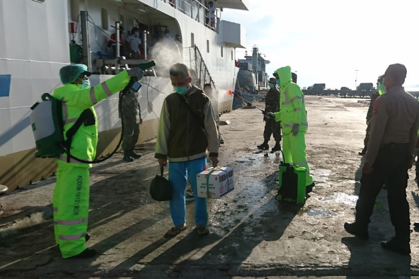Cegah Covid – 19 | IPDA Alvian Monitoring Pemeriksaan Kesehatan di Pelabuhan Kedindi
